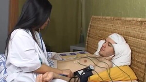 Казашка докторша сосет хуй пациента перед еблей