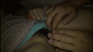 Парень трахает девушку друга пока тот спит рядом