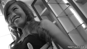 Молоденькой тайке засадили большой хуй в пизду