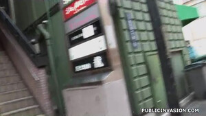 Студентка из Токио отдалась в машине молодому пикаперу