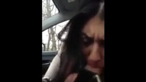 Армянка сосет член в машине и глотает сперму