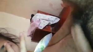 Голая нежная узбечка усердно сосет и дрочит хуй любимому другу