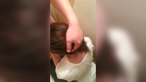 Толстая узбечка отсасывает хуй в грязном общественном сортире