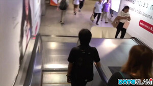 Милая азиатка в пижаме сосет член парня перед трахом в пилотку