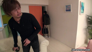 Японка дрочит киску игрушкой на глазах у профессионального фотографа