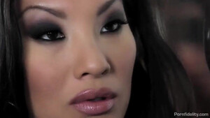 Asa Akira дрочит мужику член резиновой пиздой