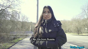 Стройная казашка дала в киску пикаперу прогуливаясь по Праге