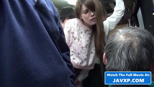Незнакомец трахает японку в киску в общественном транспорте