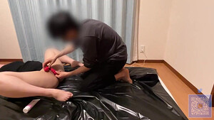Засунул самотык в киску японской студентке и помог ей кончить сквиртом